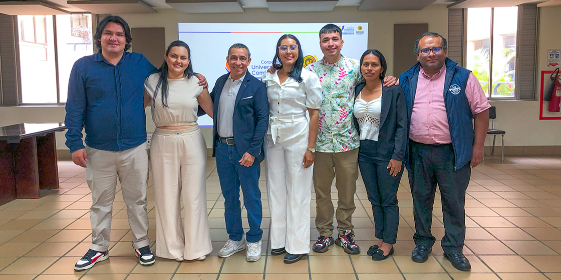Fotografía de los estudiantes que sustentaron con el director de programa en la zona norte, Mg. Ever Martínez y un docente del programa.