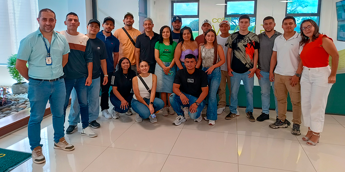 Estudiantes de Ingeniería de Sistemas en el Wave Data Center.