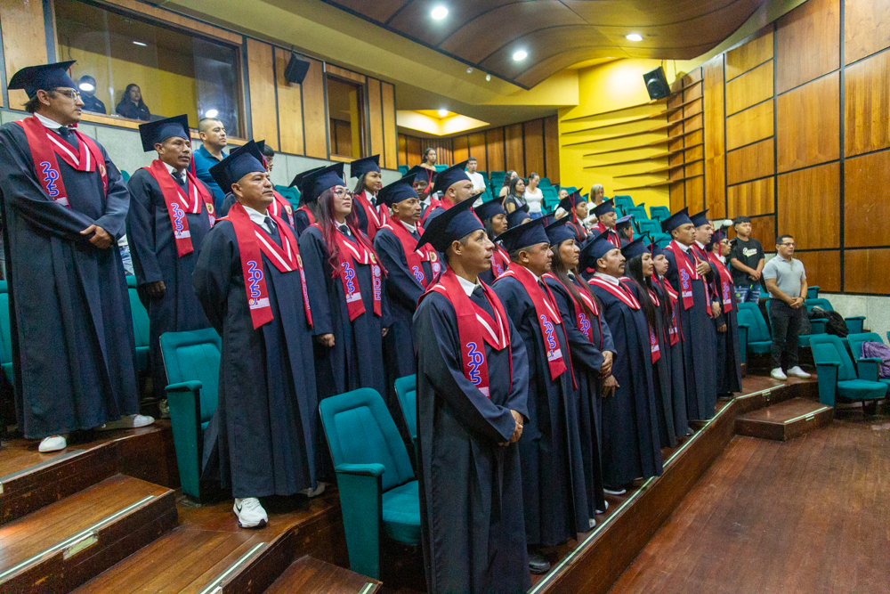 26 beneficiarios del Diplomado en Administración de Negocios.