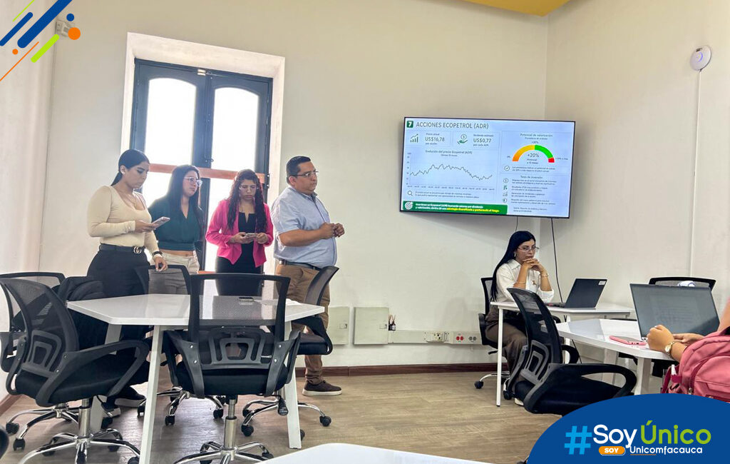 Personsas sustentando trabajo de grado