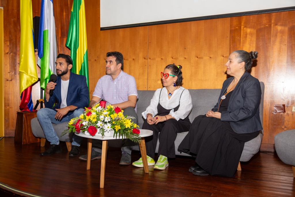 Andrés Mauricio Higuita Palacio, Coordinador del Laboratorio Creamos Futuros de COLEGIATURA; Claudia L-F- Castiblanco, Coordinadora de los resultados del Comité Curatorial y de Gestión del Laboratorio Creamos Futuros de la Institución Universitaria Pascual Bravo; Laura Novik, Directora del Laboratorio Creamos Futuros de la Universidad Atlántida; y Jhonnathan Betancourt Arenas, Coordinador de Emprendimiento e Innovación de Unicomfacauca y líder del proyecto por parte de esta Institución, realizando el primer panel en el que socializaron la temática del evento.