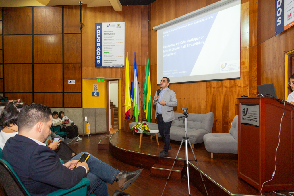 Alexis Aguilera, realizando su conversatorio titulado "Prospectiva del Café: anticipando futuros para un café sostenible y competitivo”.