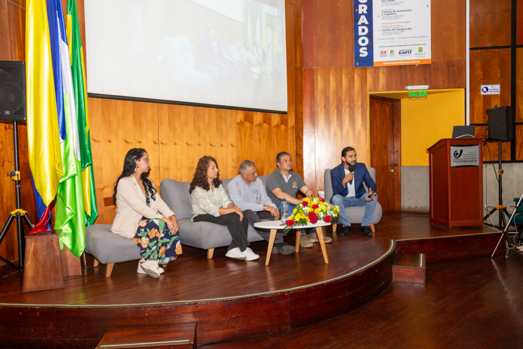Javier Hoyos García, Director del Parque Tecnológico de Innovación del Café (TECNICAFÉ); Omaira Calvo, quien actualmente lidera la marca Nugrá Café; Richard Imbachi, investigador en temas de café de la Fundación Universitaria de Popayán; y Tiffany Rendón, directora de nuestro programa de Ingeniería Agroambiental, y Jhonnathan Betancourt, líder del proyecto en Unicomfacauca, realizando su conversatorio en el Auditorio Julio Arboleda.