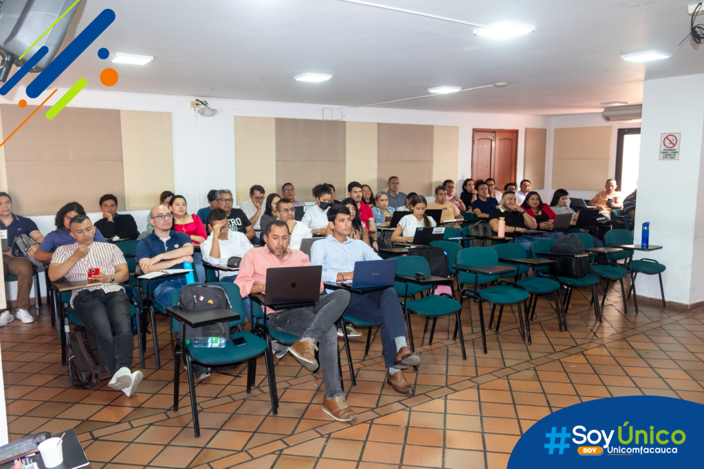 Fotografía que muestra a los docentes en el salón 101 de Unicomfacauca en la clase de Edutech Evolutiva.