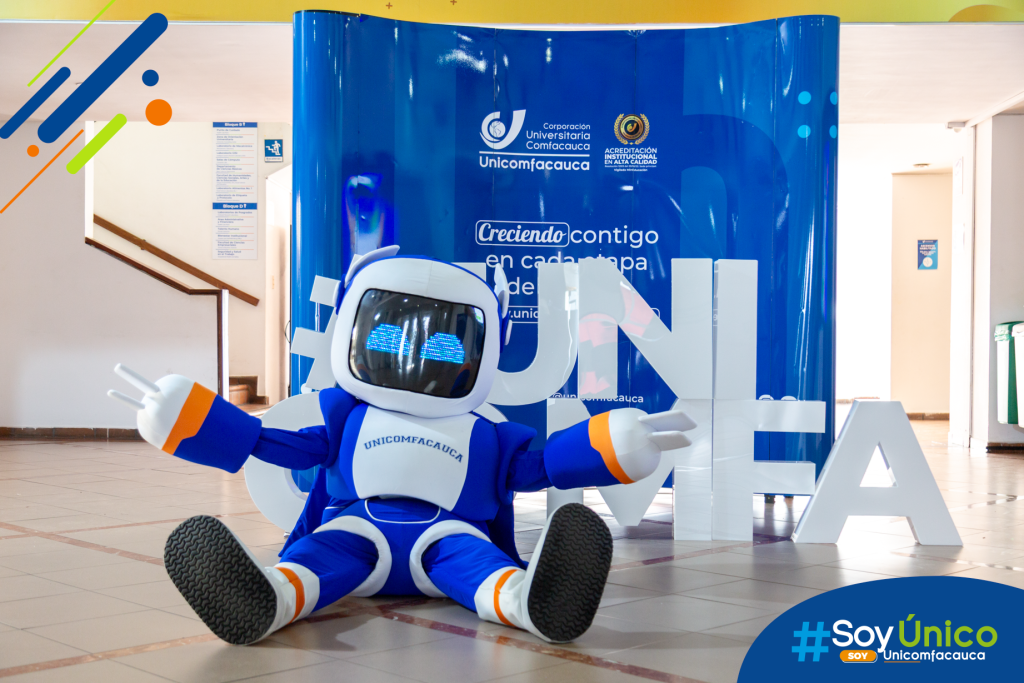 TUni posando con un letrero que dice #UNICOMFA