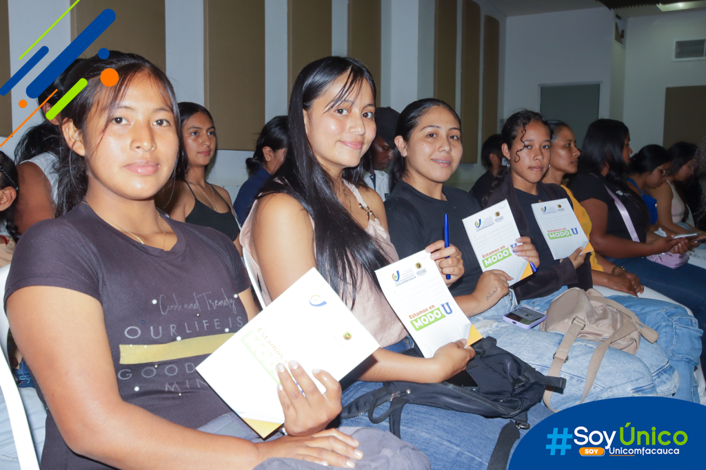 Estudiantes femeninas en Santander de Quilichao sonriendo con su libreta de "En Modo U".