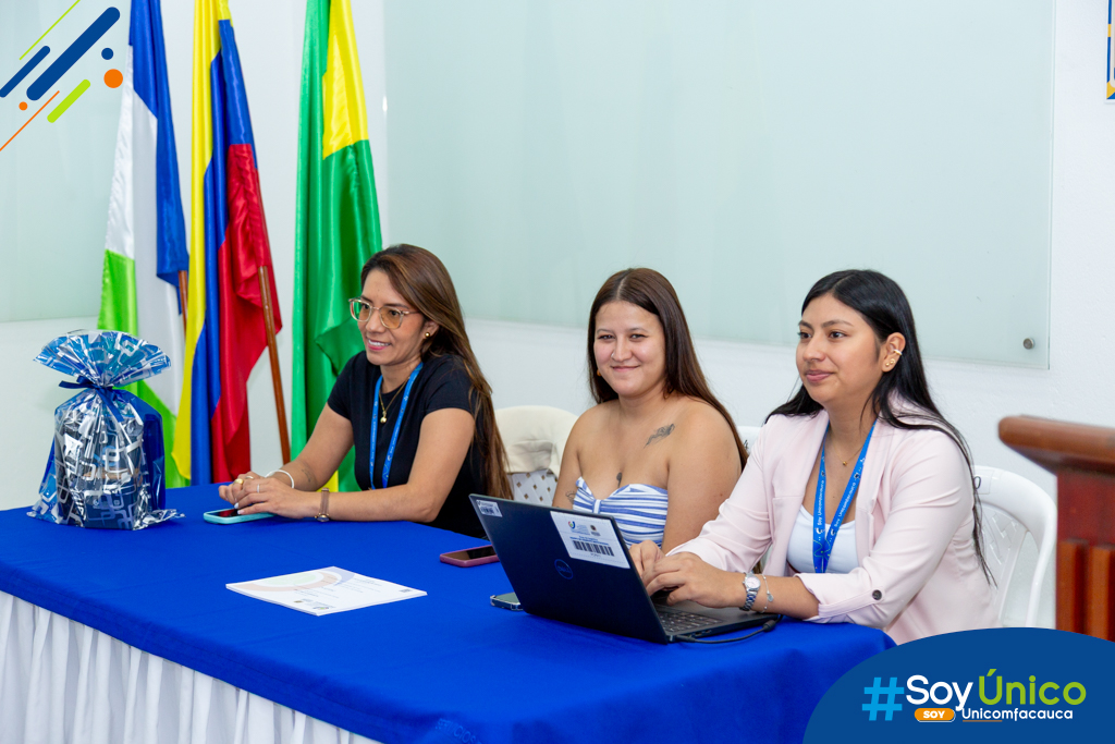 Mesa principal liderada por la Coordinadora de Educación Continua, Esp. Johanna Pinzón Hermosa; en compañía de la docente de inglés. Mg. Danaé Basto; y la promotora de Educación Continua, Lina González.