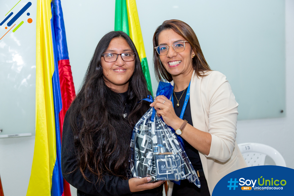Karol Andrea Salina Cárdenas con su detalle simbólico entregado por la Coordinadora de Educación Continua, Johanna Pinzón.