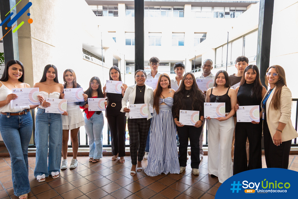 Todos los estudiantes con sus certificados de inglés A2 en compañía de la Coordinadora de Educación Continua, Johanna Pinzón y la docente de inglés Mg. Danaé Basto.