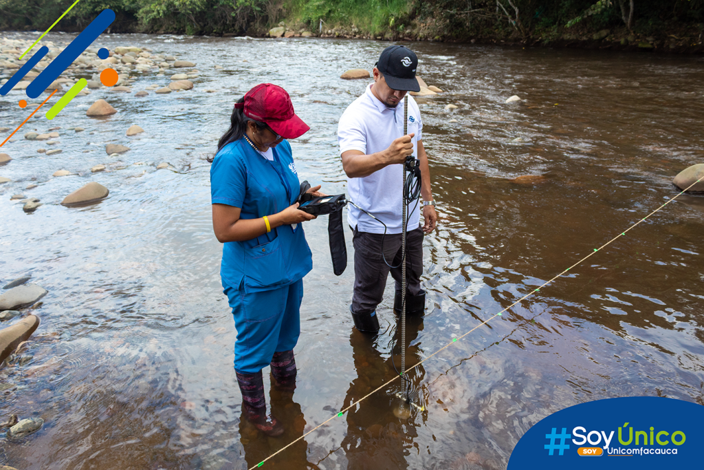 Ingeniero Anderson Valencia dando la capacitación de uso a María Andrea Sánchez.