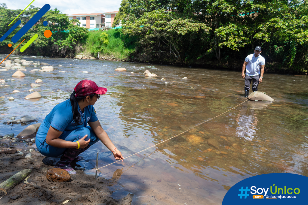 Ingeniero Anderson Valencia dando la capacitación de uso a María Andrea Sánchez.