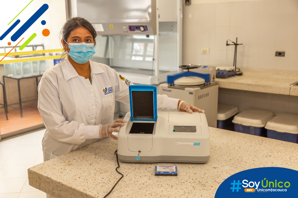 Asistente de Laboratorios de Ingeniería Agroambiental con el espectrofotómetro.