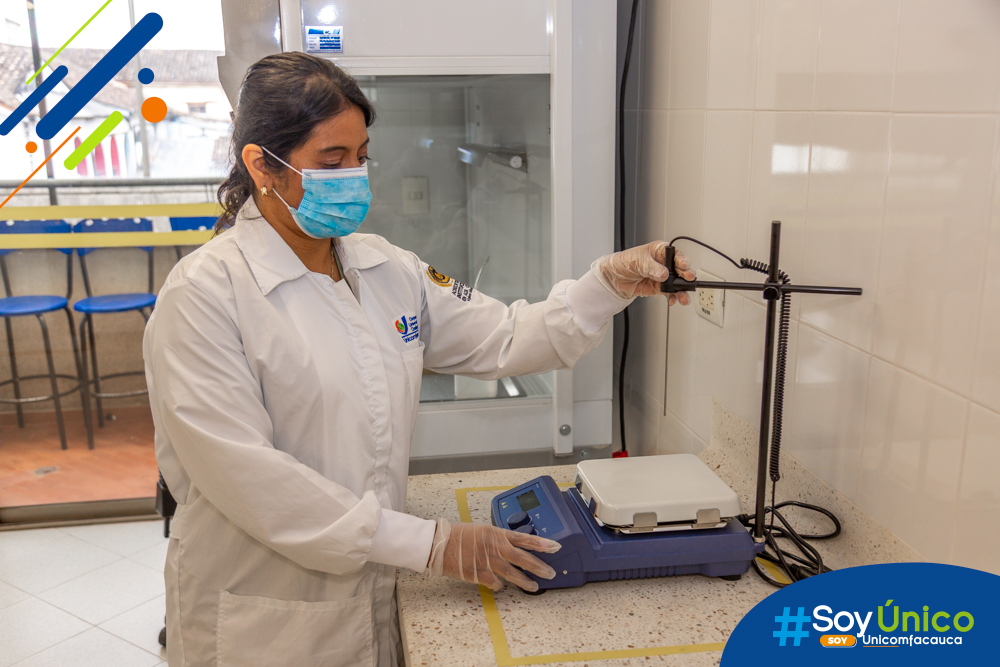 Asistente de Laboratorios de Ingeniería Agroambiental con la plancha de calentamiento.