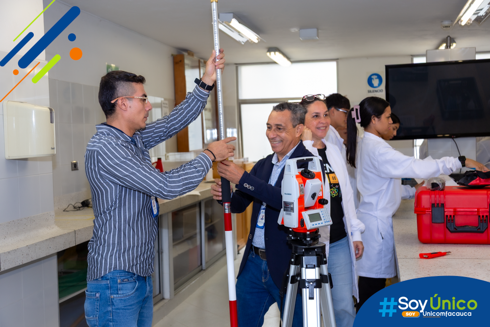 El director del programa de Ingeniería Agroambiental de la Zona Norte, Mg. Ever Martínez Romero, junto con el docente del mismo programa, Mg. Juan Camilo Hurtado, instalando la Estación Total.