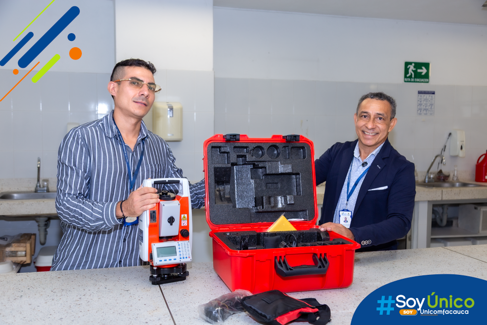 El director del programa de Ingeniería Agroambiental de la Zona Norte, Mg. Ever Martínez Romero, junto con el docente del mismo programa, Mg. Juan Camilo Hurtado, desempacando e instalando la Estación Total.