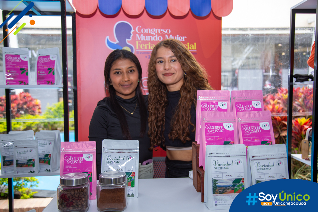 Estefani Pérez, estudiante de Contaduría Pública, en su stand de emprendimiento Café El Convenio.