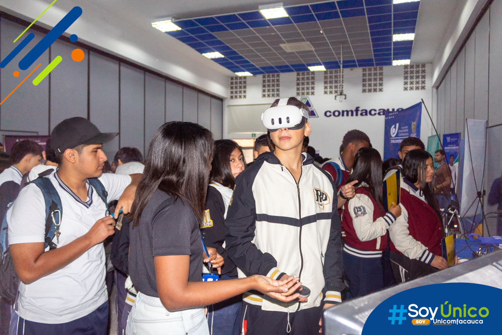 Estudiante de bachiller interactuando con nuestras gafas de realidad aumentada.