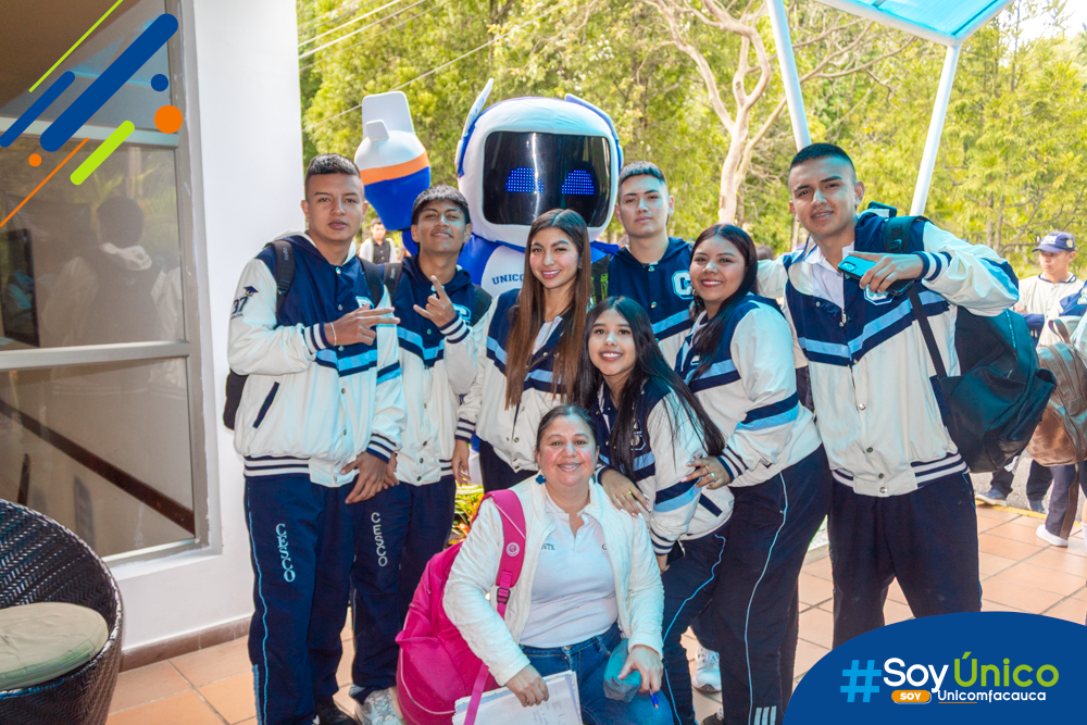 Grupo de estudiantes de bachiller posando alegremente con TUni, nuestra mascota institucional.