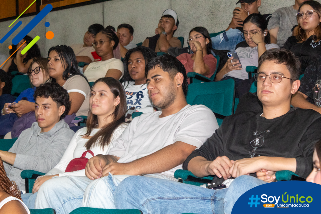 Plano medio de algunos de los asistentes en el Auditorio Julio Arboleda presenciando las charlas.