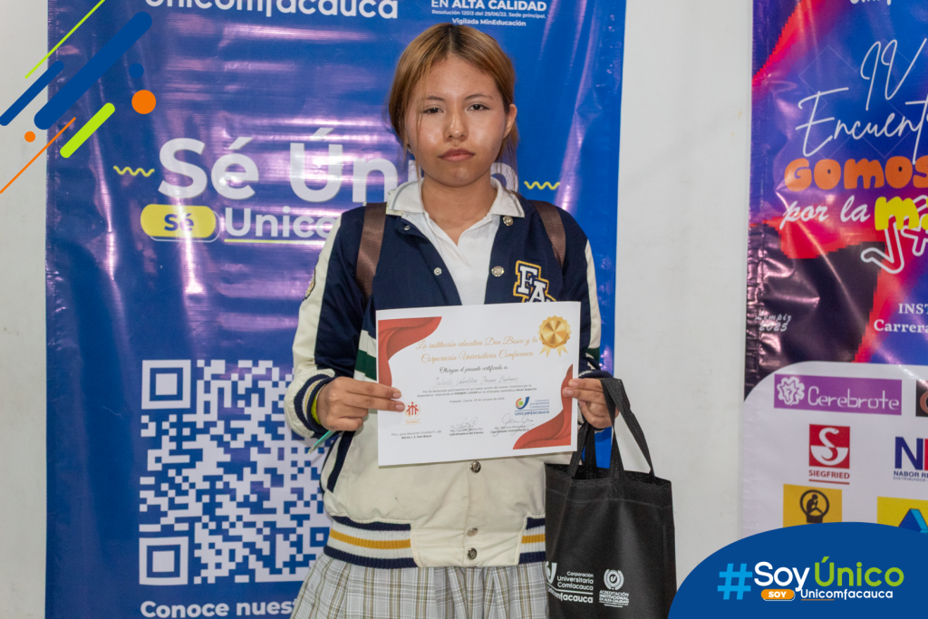 Julieth Valentina Timaná Burbano posando con su certificado de participación y diferentes premios.