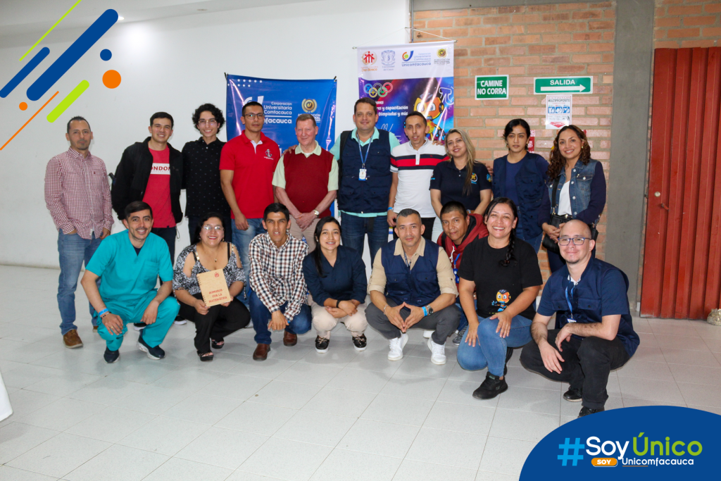 Docentes de Don Bosco y Unicomfacauca sonriendo en una fotografía grupal.
