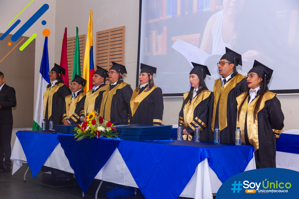 Mesa principal de los grados 2025-2.