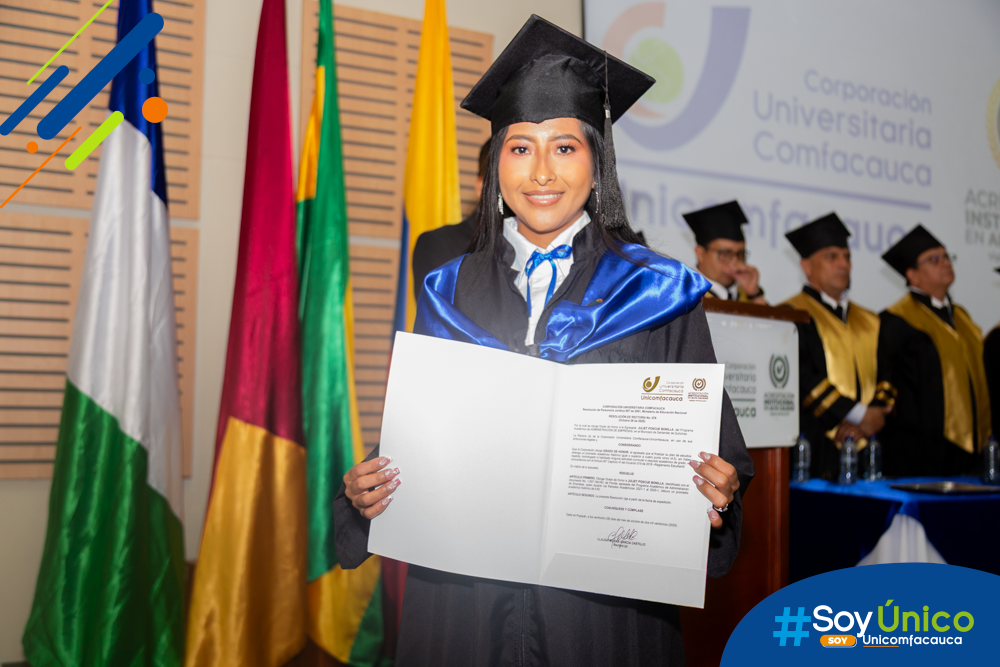 Gina Dayana Velasco Coicue, con su grado de honor.