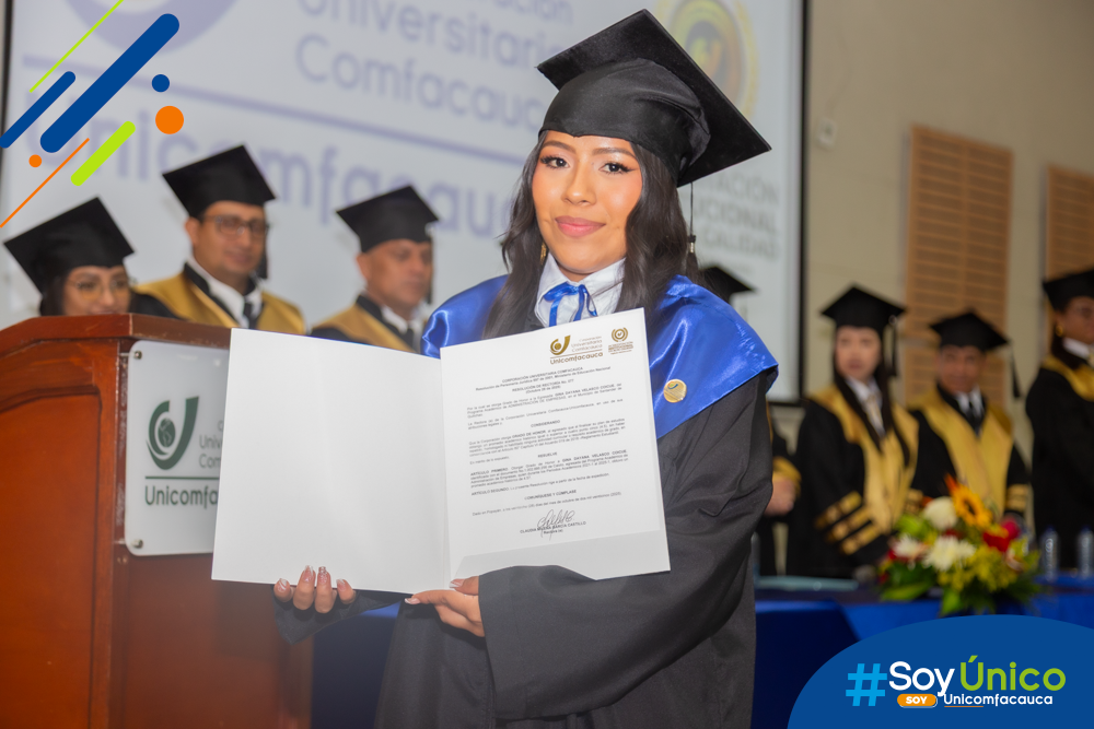 Juliet Poscue Bonilla, con su grado de honor.