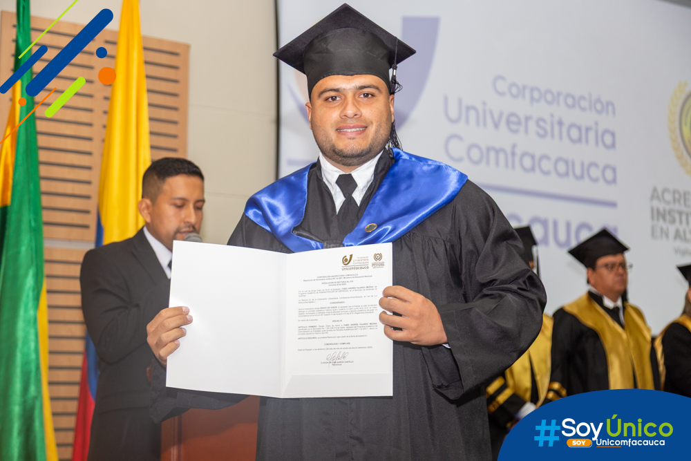 Fabio Andrés Fajardo Medina, con su grado de honor.