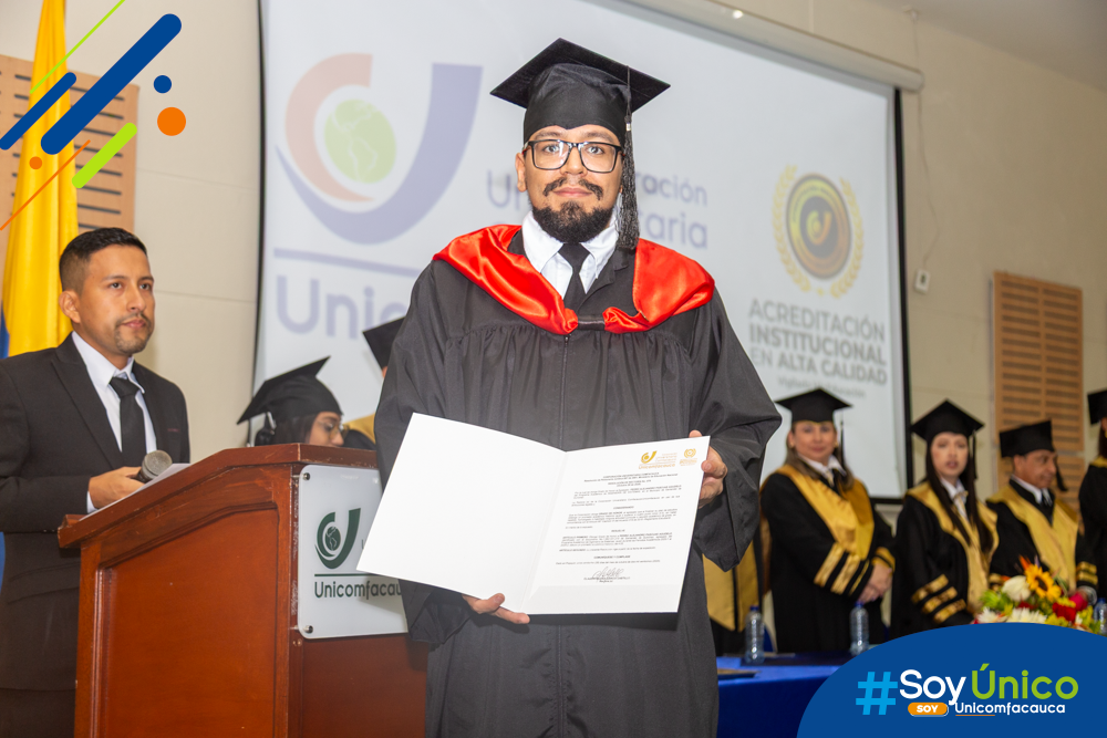 Pedro Alejandro Pascuas Agudelo, con su grado de honor-