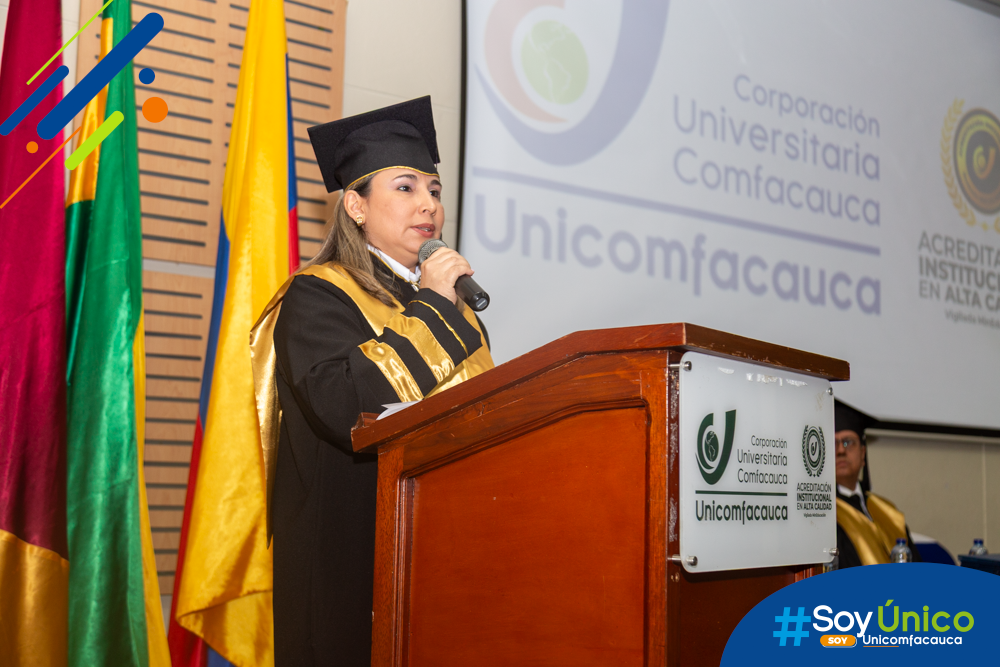 Rectora (e) Mg. Claudia Milena García Castillo dando el discurso de bienvenida a los grados 2025-2 Santander de Quilichao.