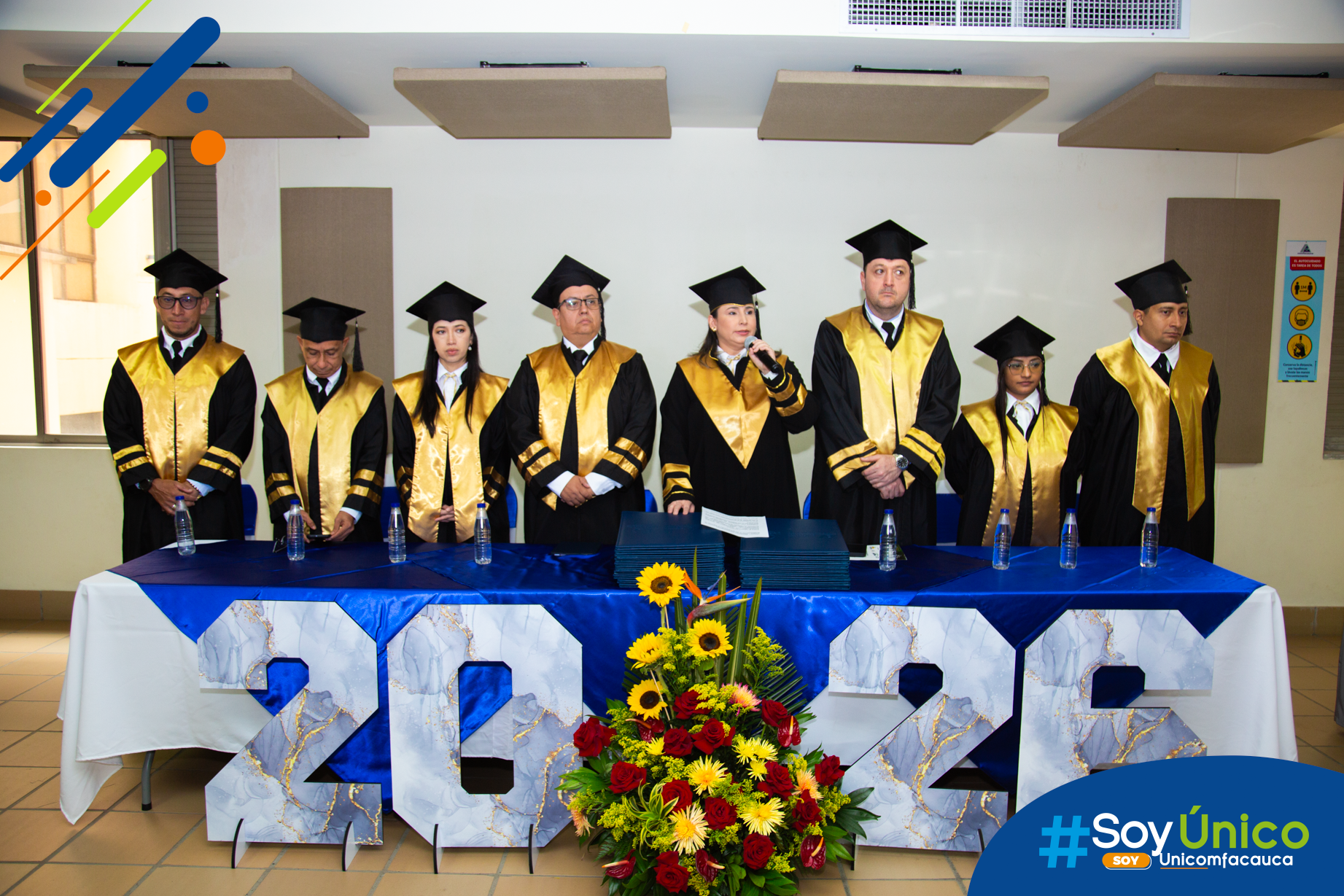 Dirctivos mesa principal, ceremonia de graduación zona norte.