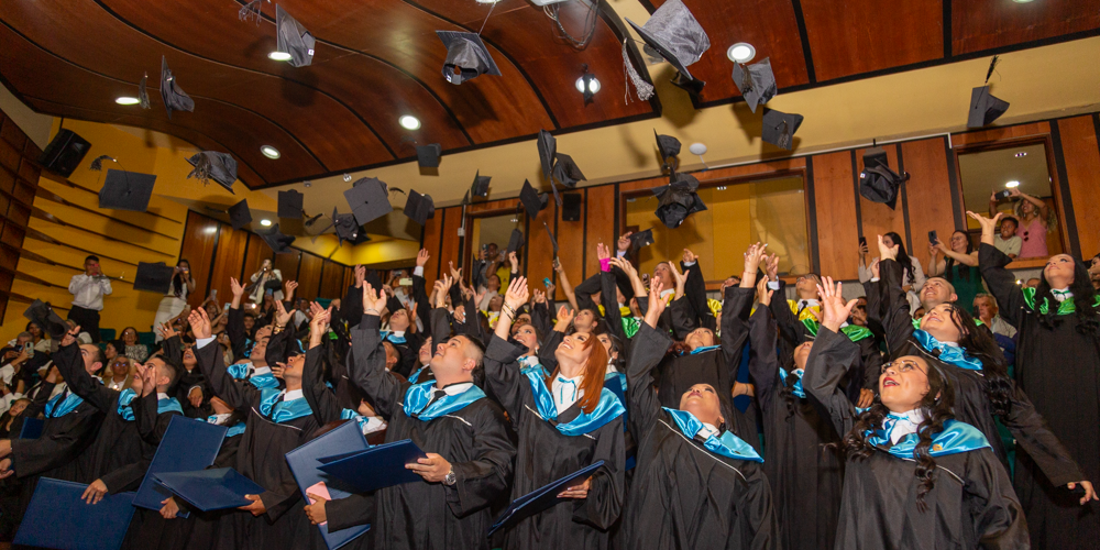 Graduados de Contaduría Pública realizando el tradicional lanzamiento de birrete.