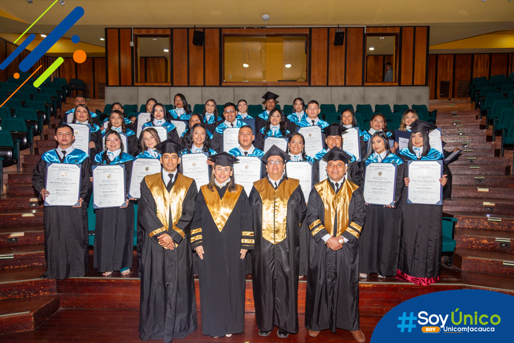 Nuevos Contadores Públicos talento Unicomfacauca junto con la mesa principal.