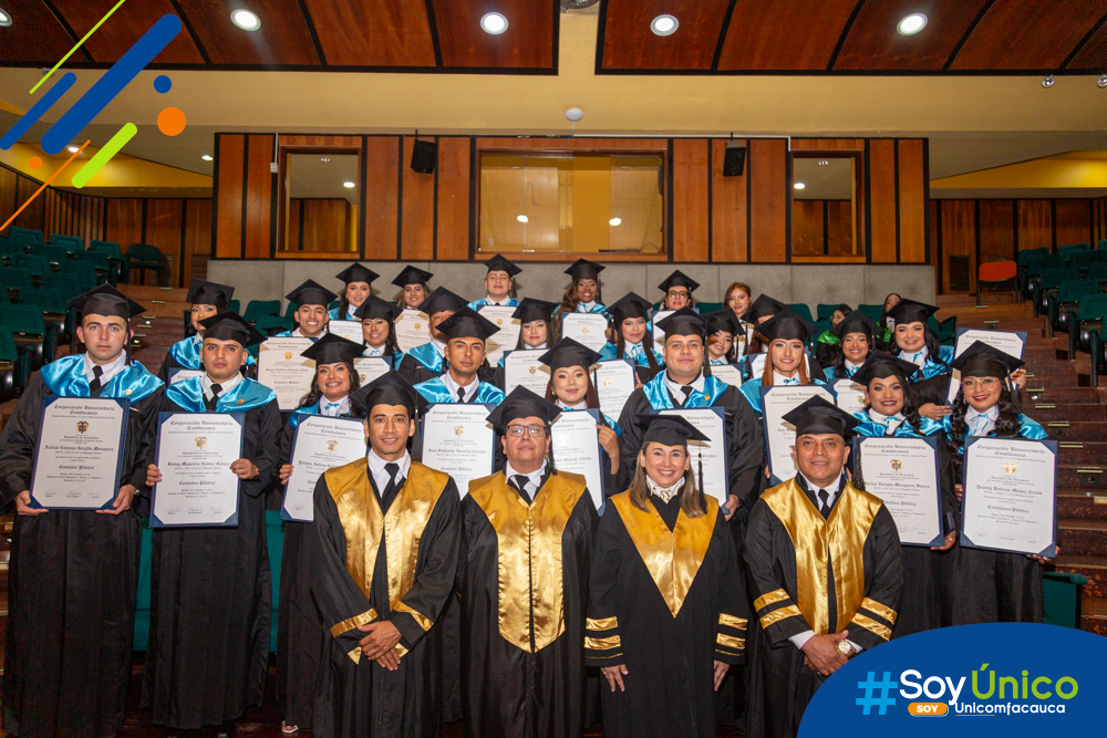 Nuevos Contadores Públicos talento Unicomfacauca junto con la mesa principal.