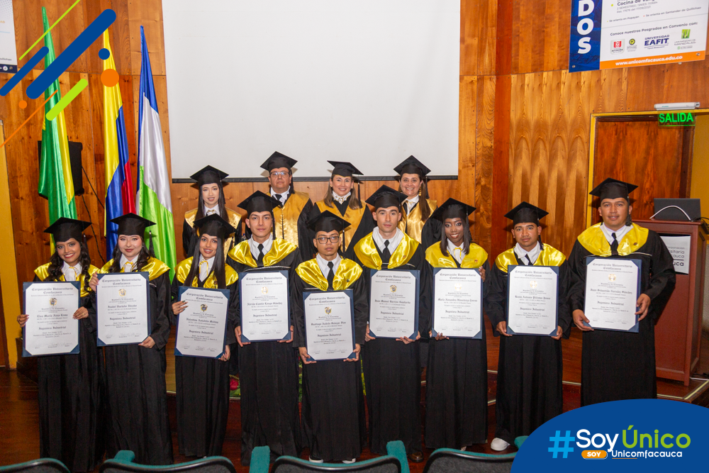 Nuevos Ingenieros Industriales talento Unicomfacauca junto con la mesa principal.