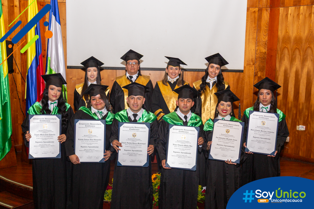 Nuevos Ingenieros Agroambientales talento Unicomfacauca junto con la mesa principal.
