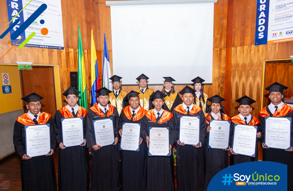 Nuevos Ingenieros Mecatrónicos talento Unicomfacauca junto con la mesa principal.