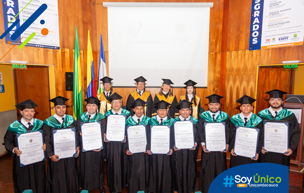 Nuevos Especialistas en Sistemas Inteligentes aplicados a Internet de las Cosas talento Unicomfacauca junto con la mesa principal.