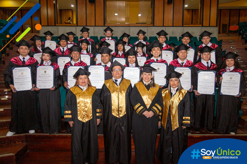 Nuevos Tecnólogos en Gestión Gastronómica talento Unicomfacauca junto con la mesa principal.