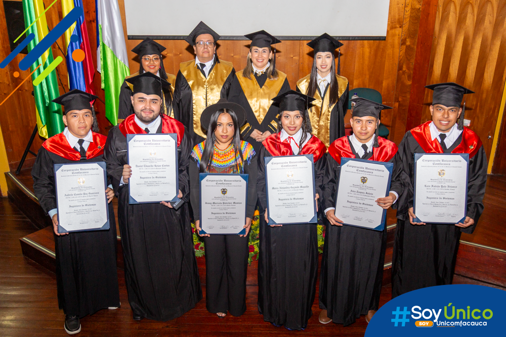 Nuevos Ingenieros de Sistemas talento Unicomfacauca junto con la mesa principal.
