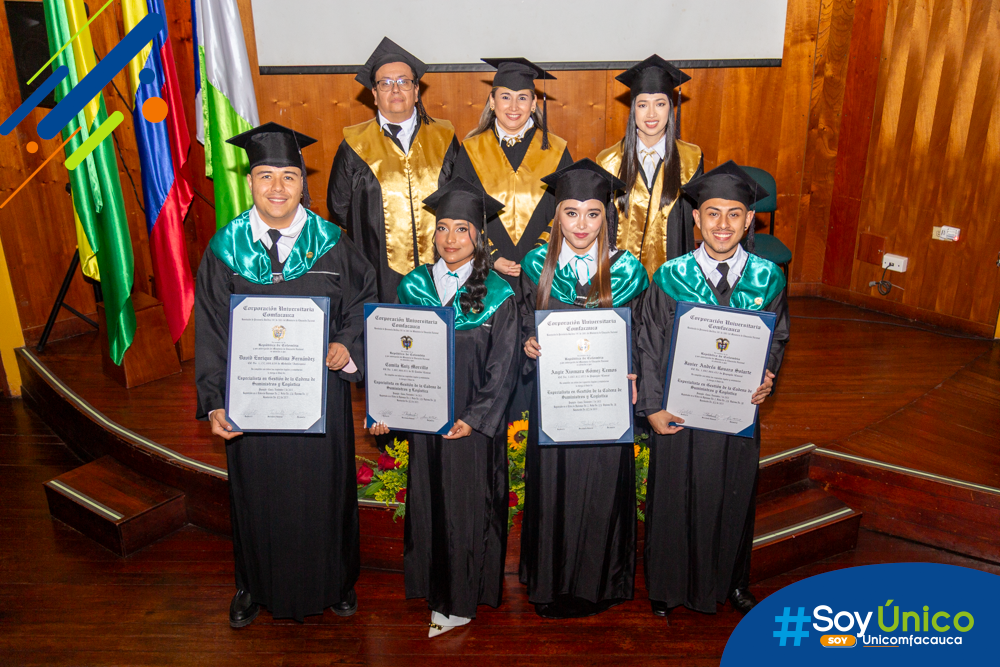 Nuevos Especialistas en la Gestión de la Cadena de Suministros y Logística talento Unicomfacauca junto con la mesa principal.