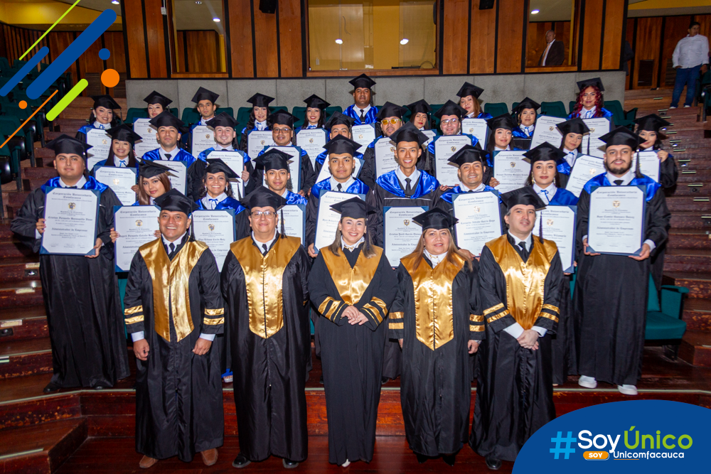 Nuevos Administradores de Empresas talento Unicomfacauca junto con la mesa principal.