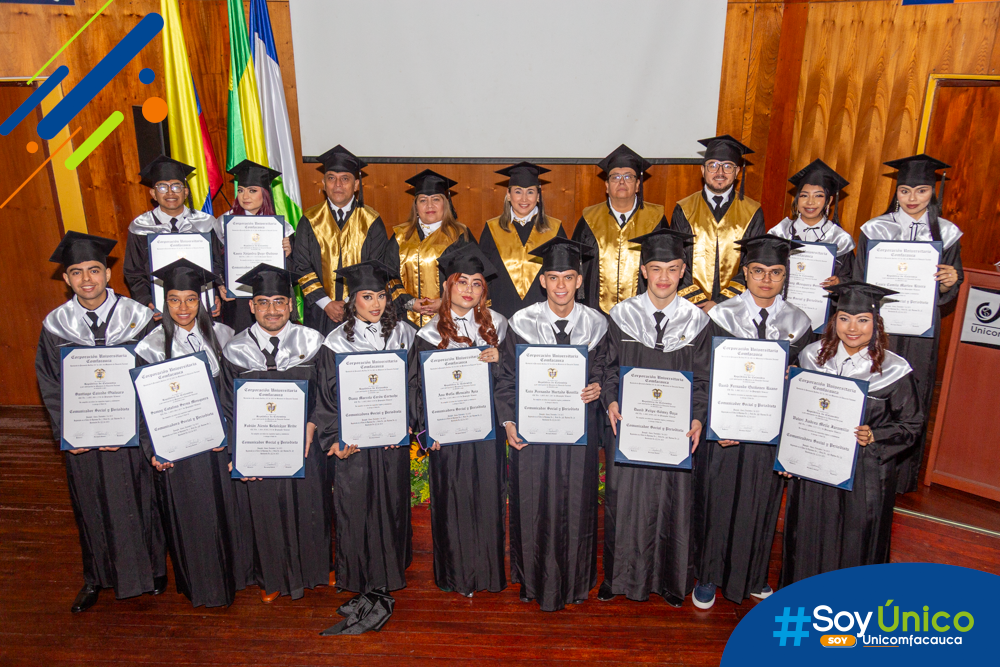 Nuevos Comunicadores Sociales y Periodistas talento Unicomfacauca junto con la mesa principal.