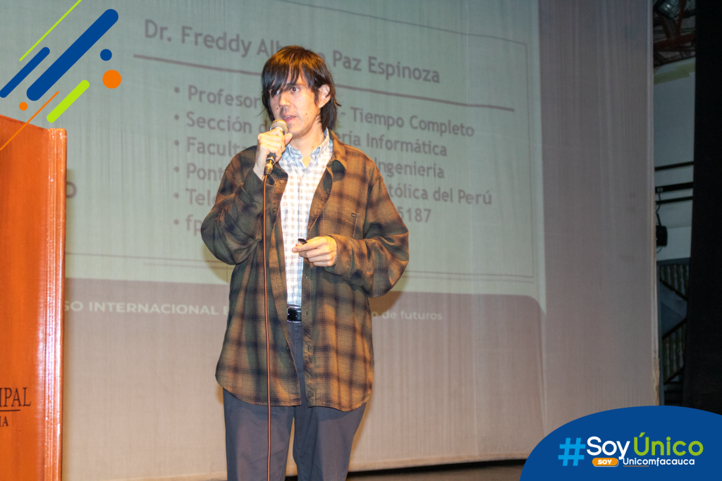 Ph.D Fredy Alberto Paz Espinosa, con la ponencia “Uso de la Inteligencia Artificial (IA) para la mejora de la experiencia de usuario: casos de estudio”.