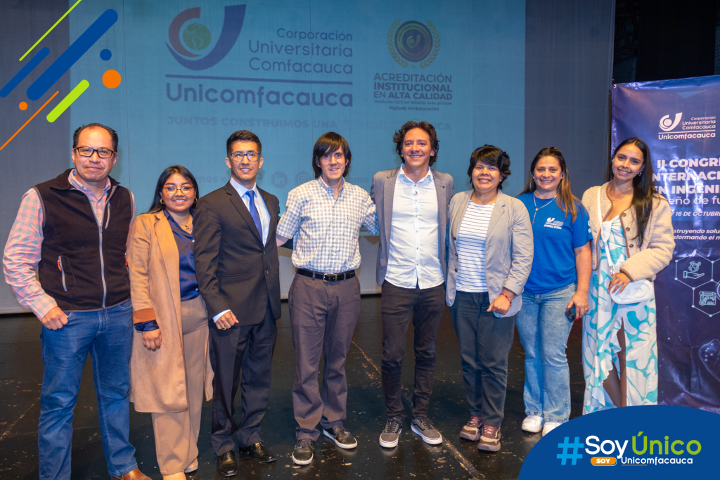 Fotografía grupal de los ponentes acompañados de nuestros directores de los programas de Ingeniería.