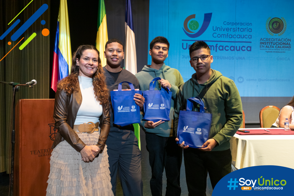 Mg. Paola Martínez, Coordinadora del Sello Editorial junto con los tres ganadores de la dinámica de visibilización de los contenidos del Sello.