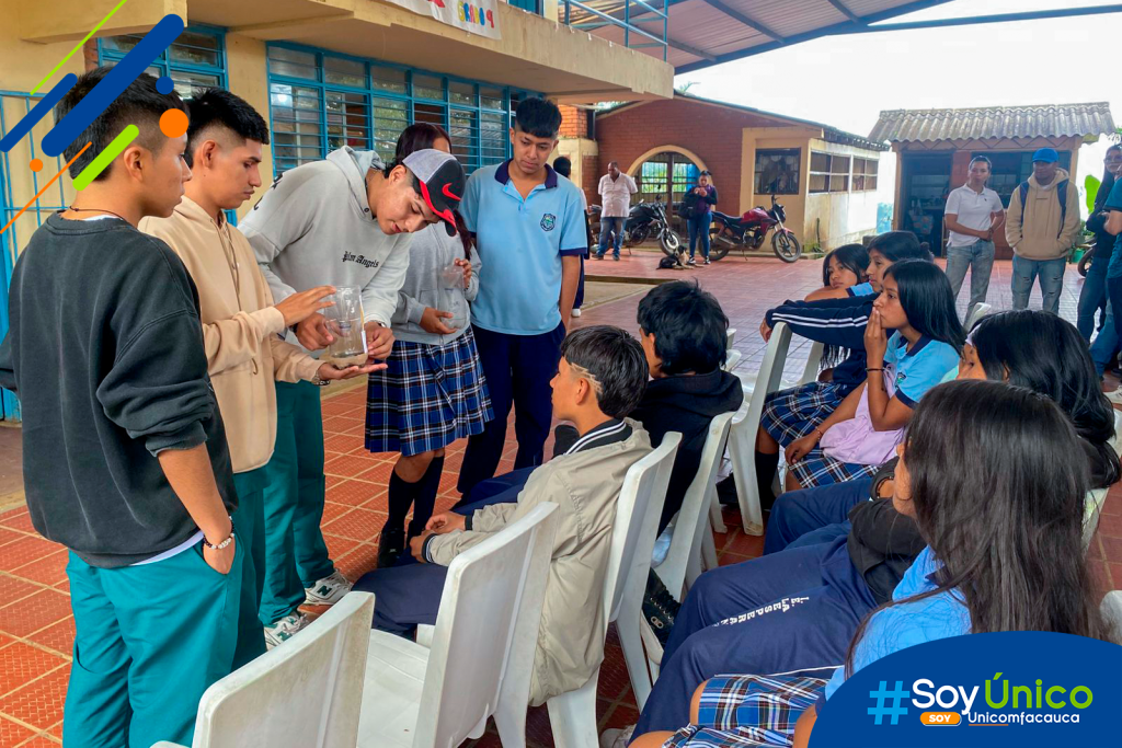 Nuestros estudiantes de Ingeniería Agroambiental explicándoles a los estudiantes de La Esperanza cómo funciona el pluviómetro.