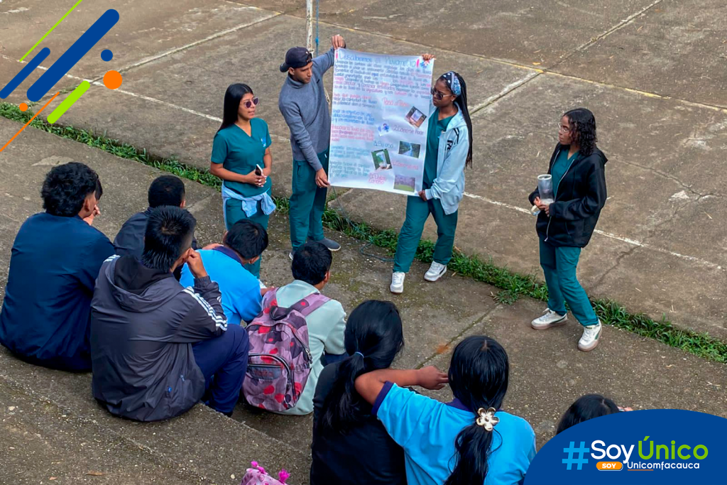 Nuestros estudiantes de Ingeniería Agroambiental explicándoles a los estudiantes de La Esperanza de forma teórica la importancia de los pluviómetros.