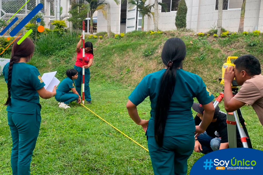 Estudiantes de tercer semestre de Ingeniería Agroambiental haciendo uso de la estación total.